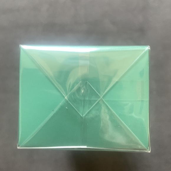 La Mer brand New the lifting Serum never opened still in plastic wrap.Full size - Picture 3 of 6